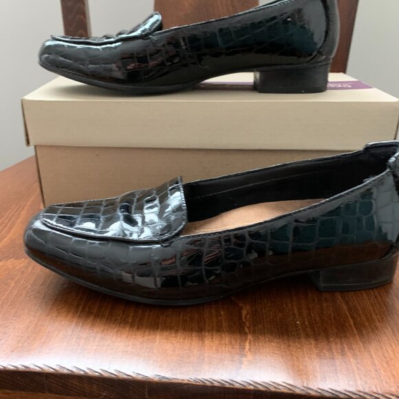 Clarks Keesha Luca Black Patent Leather Crocodile Loafers - Size 8 Medium - Picture 1 of 4